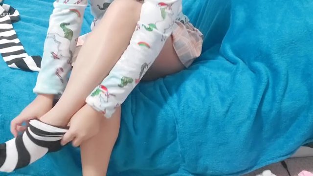 Связанная азиатка издает громкие стоны от чувства скованного оргазма