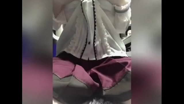 Великолепная японская женщина показывает свою красоту перед камерой